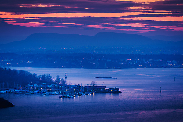 포토 JPG 해외이미지 구름 유럽 바다 섬 여행 건축양식 자연 하늘 노르웨이 사람없음 야외 건물 물 파란색 빛 도시풍경 컬러풀 태양 평화 일출 항구 황혼 일몰 추위 도시 만 황금 저녁 스카이라인 넘어짐 다도해 스칸디나비아 오슬로 피오르 해외202007 해외포토 자연요소 건축물 건축 나라 컬러 컨셉 교통시설 모션 풍경 노을 야간 생태계 지형 파일형식