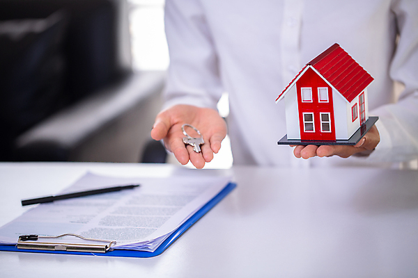 포토 JPG 해외이미지 남자 돈 열쇠 주택 한명 들기 성인 건물 달러 재산 계약 부동산중개인 성인남자한명만 해외202007 해외포토 1 건축물 비즈니스 모션 부동산 사람 금융 중개인 남자한명만 성인남자만 파일형식