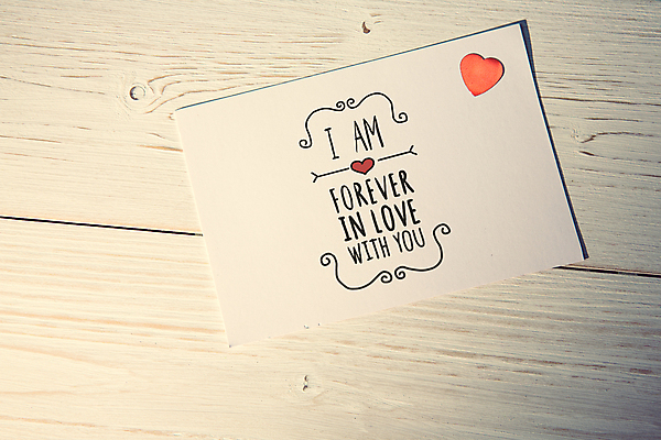 포토 JPG 해외이미지 발렌타인데이 사랑 사람없음 하트 편지 나무바닥 해외202007 해외포토 모양 감정 데이이벤트 바닥 파일형식