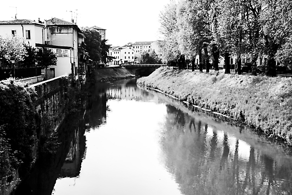 포토 JPG 해외이미지 나무 공원 여행 백그라운드 건축양식 자연 하늘 휴가 휴식 주택 갈대 풍경 사람없음 야외 건물 목재 초록색 물 여름 강 태양 반사 마을 환경 맑음 봄 이탈리아 가을 흰색 시골 도시 강가 내추럴 옛날 해외202007 해외포토 자연요소 식물 건축물 계절 공공시설 건축 유럽 컬러 컨셉 재료 날씨 생태계 파일형식