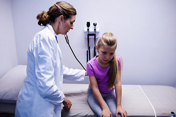 포토 JPG 해외이미지 백인 여자 어린이 40대 중년 청진기 건강 병원 서기 앉기 치료 건강관리 환자 의사 질병 여자만 해외202007 해외포토 서양인 의학 의료기기 모션 관리 사람 성인 의료진 파일형식