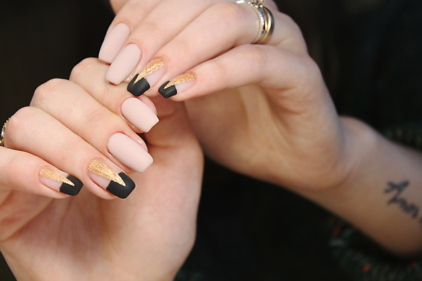 포토 JPG 해외이미지 손 여자 손가락 검은배경 근접촬영 신체부위 손톱관리 네일아트 손톱 해외202007 해외포토 뷰포인트 백그라운드 사람 뷰티 검은색 파일형식