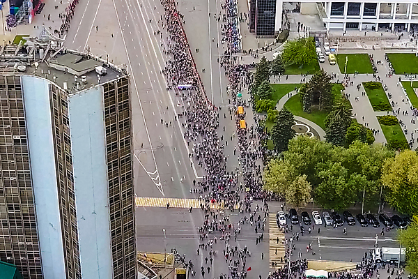 포토 JPG 해외이미지 기념일 포즈 가족 휴가 거리 사람 이벤트 사람없음 야외 축제 힘 축하 깃발 도시 역사 군중 큼 5월 전쟁 러시아 기념물 애국심 명예 드론 러시아인 모스크바 통일 필승 행진 해외202007 해외포토 서양인 유럽 컨셉 관계 모션 우승 날짜 크기 파일형식
