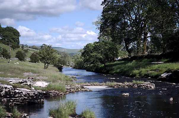 포토 JPG 해외이미지 나무 구름 공원 밭 자연 하늘 국립공원 풍경 사람없음 초록색 물 여름 파란색 강 햇빛 평화 맑음 침묵 농촌 시골 요크셔테리어 장면 북쪽 멀리 강렬 고립 석회암 전국 해외202007 해외포토 자연요소 식물 계절 공공시설 컬러 컨셉 농업 날씨 태양 소리 암석 테리어 방향 생태계 파일형식