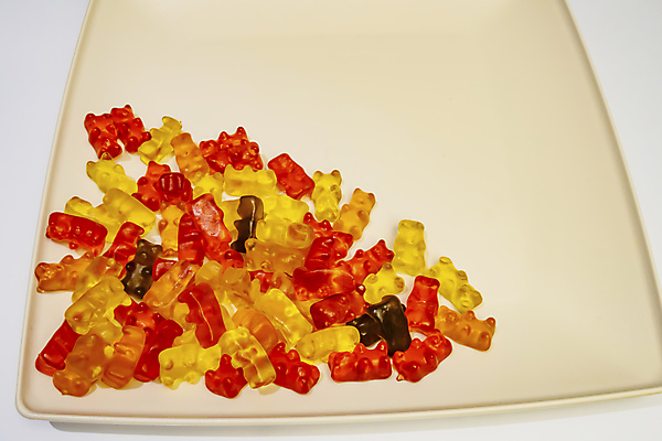 포토 JPG 해외이미지 접시 디저트 사람없음 여러개 달콤 흰배경 젤리 곰모양 해외202007 해외포토 모양 식기 음식 다수 백그라운드 곰 흰색 맛 파일형식