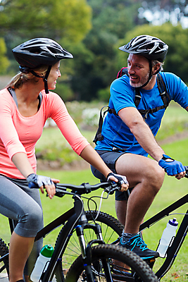 포토 JPG 해외이미지 전신 백인 라이프스타일 커플 여자 남자 휴가 함께함 건강 성인 야외 두명 옆모습 30대 운동복 운동 마주보기 자전거 사이클링 성인만 해외202007 해외포토 서양인 옷 뷰포인트 컨셉 관계 모션 사람 생활 장년 바이크 육상스포츠 파일형식