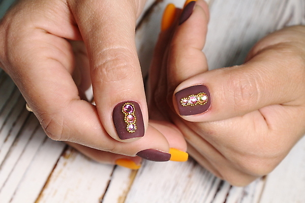 포토 JPG 해외이미지 손 디자인 분홍색 백그라운드 미술 사람없음 파란색 컬러풀 노란색 줄무늬 흰색 못 손톱관리 손톱 멀티 파스텔톤 해외202007 해외포토 컬러 무늬 문화예술 신체부위 공구 네일아트 파일형식