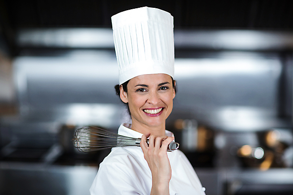 포토 JPG 해외이미지 백인 응시 여자 행복 40대 중년 유니폼 실내 요리 서기 주방 식당 요리사 잡기 자신감 준비 긍정 해외202007 해외포토 서양인 직업 시선 옷 감정 컨셉 모션 사람 성인 내부 상점 파일형식