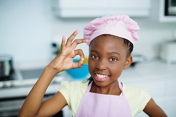 포토 JPG 해외이미지 라이프스타일 여자 행복 어린이 미소 손짓 주방 요리사 앞치마 긍정 천진난만 해외202007 해외포토 직업 감정 컨셉 모션 표정 사람 생활 파일형식