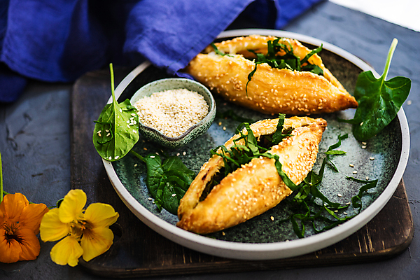 포토 JPG 해외이미지 그릇 접시 꽃 사람없음 시금치 나무받침 조지아 참깨 해외202007 해외포토 식물 식기 채소 목재 받침대 깨 동유럽 파일형식