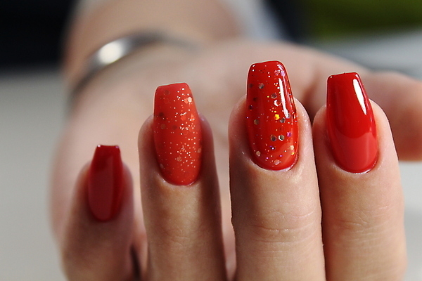 포토 JPG 해외이미지 백인 손 여자 근접촬영 아웃포커스 신체부위 손톱관리 네일아트 손톱 해외202007 해외포토 서양인 뷰포인트 촬영기법 사람 뷰티 파일형식