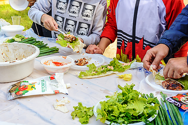 포토 JPG 해외이미지 전통 접시 음식 조각 포크 채소 가족 탁자 주방용품 양파 휴가 오이 건강 육류 요리 사람 사람없음 소풍 식당 숟가락 치킨 카페 샐러드 튀김 식탁보 축하 뜨거움 맛 그릴 상추 바비큐 엉덩이 케첩 굽기 향신료 감사 주말 추수감사절 칠면조 마요네즈 수탉 내추럴 점심식사 피타 핸드메이드 맛있는 해외202007 해외포토 식기 감정 기독교 빵 가구 생활용품 컨셉 식재료 관계 조류 수저 신체부위 야외활동 상점 식사 닭 소스_음식 구이 수컷 닭고기요리 향미료 파일형식