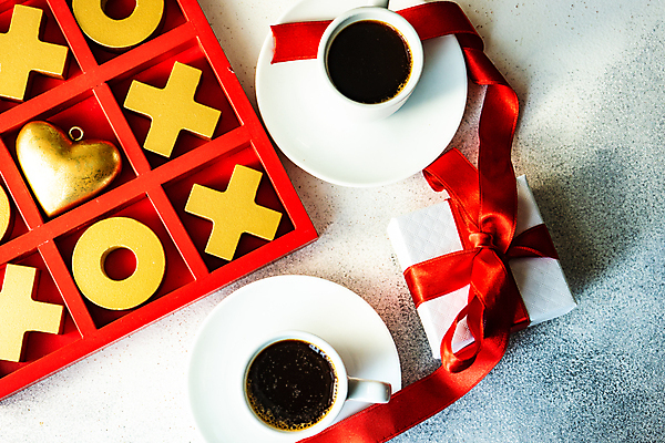 포토 JPG 해외이미지 리본 커피 놀이 회색배경 발렌타인데이 사랑 사람없음 장식 컵 선물상자 하이앵글 머그컵 하트 해외202007 해외포토 모양 식기 감정 음료 뷰포인트 백그라운드 데이이벤트 선물 상자 회색 파일형식