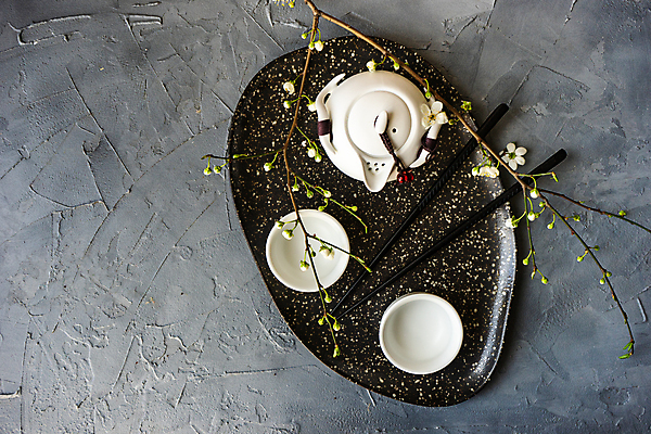 포토 JPG 해외이미지 꽃 젓가락 회색배경 쟁반 사람없음 세트 하이앵글 나뭇가지 찻잔 찻주전자 해외202007 해외포토 나무 식물 뷰포인트 백그라운드 주전자 잔 수저 회색 파일형식