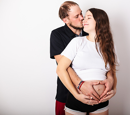 포토 JPG 해외이미지 모양 손 커플 여자 남자 행복 어린이 신체 가족 포옹 엄마 남편 새로움 함께함 건강 사랑 사람 성인 두명 희망 임산부 임신 흰색 하트 아기 아내 아빠 예측 돌봄 해외202007 해외포토 감정 컬러 컨셉 관계 안기 모션 신체부위 파일형식