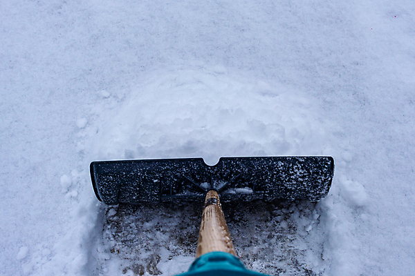 포토 JPG 해외이미지 계절 길 캐나다 북아메리카 겨울 아침 사람없음 야외 운동 냉동 운전 차도 추위 업무 삽 솜털 공터 유지 교외 폭설 눈내림 내려보기 해외202007 해외포토 주간 도로 모션 눈_날씨 건강 아메리카 작업 자연재해 파일형식