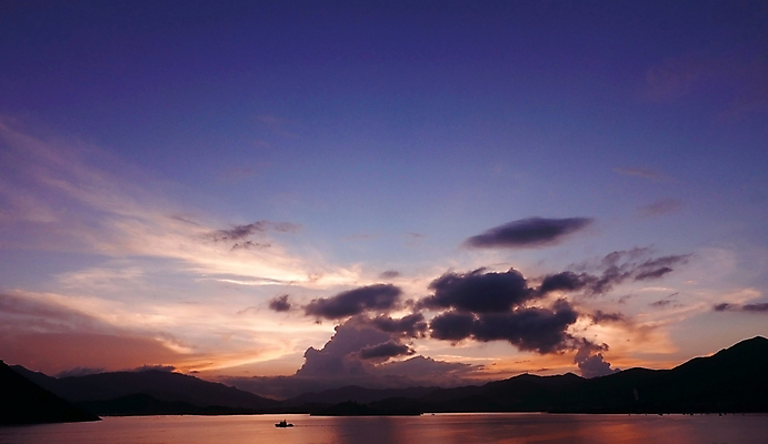 포토 JPG 해외이미지 구름 호수 바다 백그라운드 오렌지 자연 하늘 추상 산 풍경 사람없음 빨간색 물 여름 컬러풀 햇빛 평화 일출 일몰 새벽 낭만 보트 저녁 언덕 수평선 해외202007 해외포토 자연요소 계절 컬러 컨셉 무늬 배_교통 과일 태양 노을 야간 생태계 파일형식