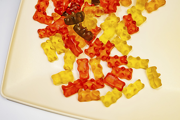 포토 JPG 해외이미지 접시 디저트 사람없음 여러개 달콤 흰배경 젤리 곰모양 해외202007 해외포토 모양 식기 음식 다수 백그라운드 곰 흰색 맛 파일형식