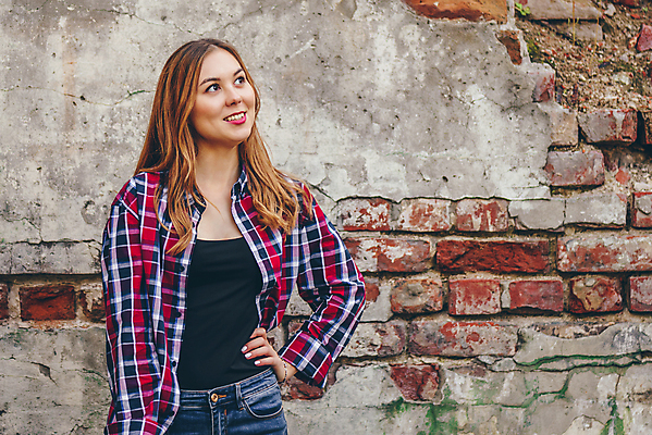 포토 JPG 해외이미지 백인 모델 학생 라이프스타일 응시 여자 행복 벽 포즈 벽돌 거리 한명 서기 사람 성인 금발 자신감 성인여자한명만 해외202007 해외포토 서양인 1 헤어스타일 시선 감정 모션 생활 여자한명만 성인여자만 파일형식