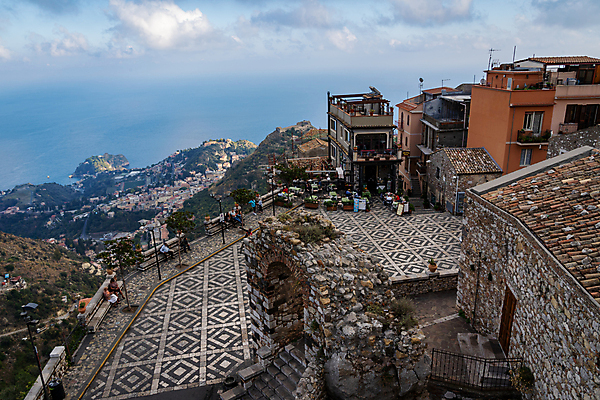 포토 JPG 해외이미지 구름 여행 건축양식 하늘 날씨 휴가 산 사람 풍경 사람없음 야외 빛 태양 여행객 이탈리아 타운 옛날 해외202007 해외포토 자연요소 건축 유럽 도시 파일형식
