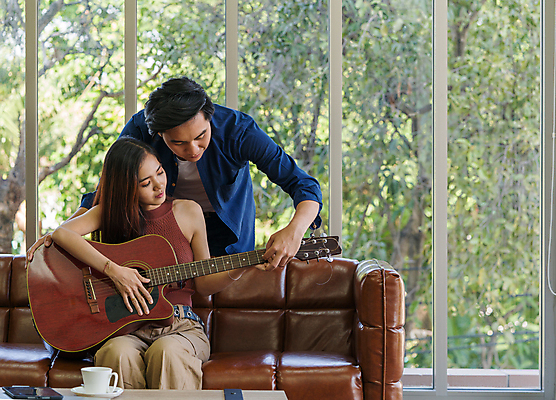 포토 JPG 해외이미지 백인 라이프스타일 커플 여자 행복 커피 음악 2 거실 노래 창문 관계 태국 수업 휴가 함께함 실내 사랑 사람 앉기 동양인 성인 취미 두명 컵 우정 기구 기타 가르침 주말 뮤지컬 카피스페이스 해외202007 해외포토 서양인 식기 교육 감정 아시아 음료 컨셉 모션 현악기 문화예술 인종 내부 생활 친구 공백 파일형식