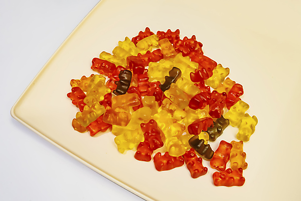 포토 JPG 해외이미지 접시 디저트 사람없음 여러개 달콤 흰배경 젤리 곰모양 해외202007 해외포토 모양 식기 음식 다수 백그라운드 곰 흰색 맛 파일형식