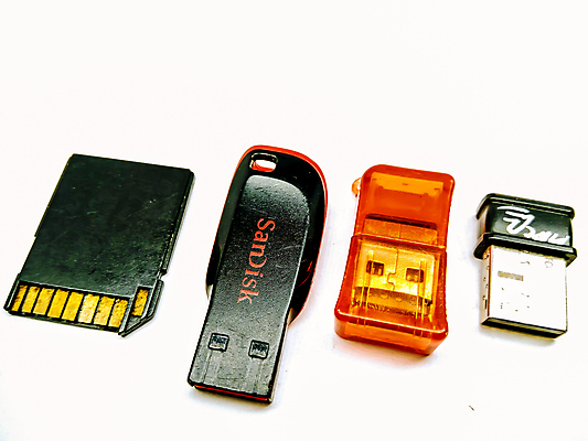 포토 JPG 해외이미지 템플릿 디자인 이동 일러스트 비즈니스 열쇠 사람없음 컴퓨터 사무실 펜 상점 금속 디지털 검은색 자료 공백 장비 운전 정보 흰색 신용카드 막대기 플러그 은색 연결 주머니 휴대용 플라스틱 USB 오브젝트 파일 보안 폴더 전자 수납 거짓 고립 램 하드웨어 해외202007 해외포토 컬러 컨셉 모션 재질 안전 금융 전자제품 필기구 파일형식