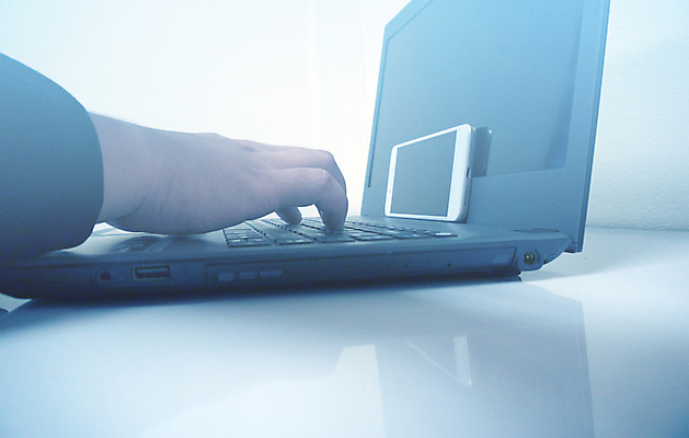 포토 JPG 해외이미지 직업 손 여자 남자 인터넷 비즈니스 통신 손가락 탁자 모바일 직장 실내 사람 사람없음 가로 노트북 컴퓨터 사무실 디지털 공책 정보 타이핑 키보드 업무 작업 비즈니스맨 비즈니스우먼 네트워크 연결 디자이너 사이버 무선전화기 책상 오브젝트 전자 소셜 프로그래머 프리랜서 카피스페이스 중소기업 해외202007 해외포토 가구 회사 문구용품 내부 신체부위 전자제품 공백 직장인 전화기 파일형식