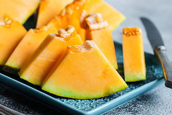 포토 JPG 해외이미지 라이프스타일 식기 접시 음식 조각 컨셉 오렌지 과일 탁자 디저트 건강 사람없음 노란색 식사 시골 신선 도자기 멜론 먹기 유기농 날것 숙성 콘크리트 카피스페이스 해외202007 해외포토 웰빙 컬러 가구 모션 생활 공백 파일형식