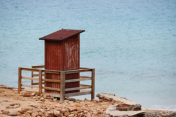 포토 JPG 해외이미지 모래 바다 백그라운드 의자 휴가 주택 풍경 사람없음 목재 물 여름 해외202007 해외포토 자연요소 나무 계절 가구 재료 건물 파일형식