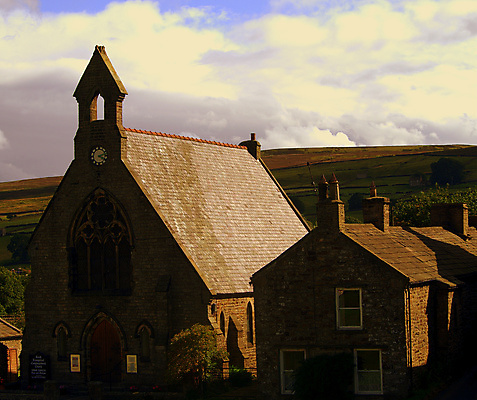 포토 JPG 해외이미지 여행 휴가 영국 잉글랜드 주택 국립공원 굴뚝 풍경 사람없음 건물 초록색 농장 여행객 마을 환경 계곡 하이킹 전원 시골 옥상 요크셔테리어 언덕 시골집 북쪽 해외202007 해외포토 건축물 공원 유럽 컬러 농업 레저 사람 전기에너지 테리어 방향 파일형식