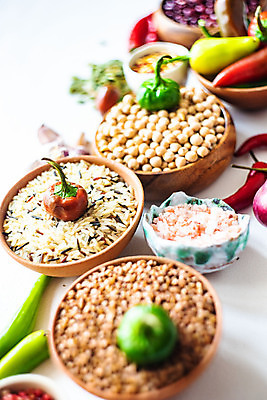 포토 JPG 해외이미지 계절 음식 백그라운드 다이어트 채소 밥 양파 콩 파프리카 프레임 건강 마늘 씨앗 사람없음 바위 신선 사발 시리얼 메밀 향신료 유기농 날것 땅콩 소금 로즈메리 아마 콘크리트 히말라야 카피스페이스 해외202007 해외포토 식물 웰빙 꽃 식재료 곡류 공백 견과류 돌_바위 사기그릇 허브 향미료 파일형식 산맥