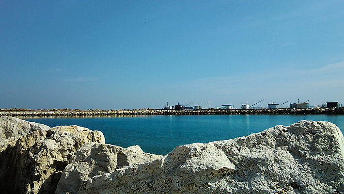 포토 JPG 해외이미지 라이프스타일 스포츠 바다 여행 요트 하늘 바람 휴가 휴식 항해 사람없음 빨간색 물 빛 태양 반사 일출 항구 침묵 황혼 일몰 이탈리아 새벽 만 재산 고급 야간 저녁 지중해 함선 포트 해외202007 해외포토 자연요소 유럽 컬러 컨셉 배_교통 교통시설 날씨 생활 금융 노을 소리 파일형식