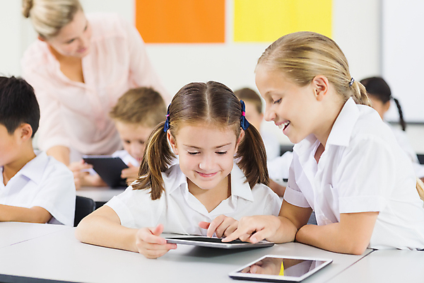 포토 JPG 해외이미지 외국인 학생 라이프스타일 여자 교육 남자 초등학생 어린이 교실 학교 탁자 앉기 소년 여러명 상반신 20대 성인 앞모습 옆모습 스터디 태블릿 교사 잡기 해외202007 해외포토 직업 뷰포인트 가구 다수 모션 사람 인종 청년 생활 전자제품 스마트기기 학습 파일형식