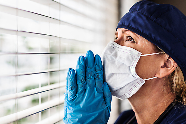 포토 JPG 해외이미지 주간 여자 창문 실내 병원 마스크 한명 사람 근접촬영 성인 옆모습 의료진 눈물 걱정 의료성형뷰티 성인여자한명만 코로나바이러스 해외202007 델타변이바이러스 해외포토 자연요소 직업 1 감정 뷰포인트 의학 내부 바이러스 여자한명만 성인여자만 파일형식