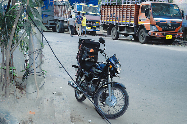 포토 JPG 해외이미지 라이프스타일 교통수단 여행 백그라운드 피자 패스트푸드 사람없음 야외 쇼핑백 식당 식사 운전 오토바이 전문직 택배기사 배송 속도 짐차 질서 소매 물류 전자상거래 전송 피자집 해외202007 해외포토 직업 교통 가방 모션 자동차 서양음식 생활 상점 바이크 예절 배달원 인스턴트 파일형식
