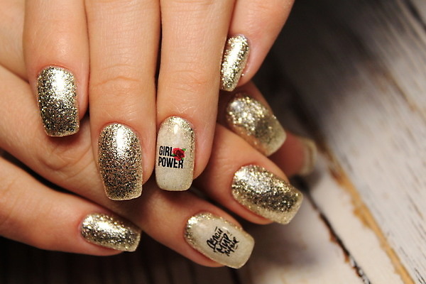 포토 JPG 해외이미지 손 여자 근접촬영 신체부위 손톱관리 네일아트 손톱 해외202007 해외포토 뷰포인트 사람 뷰티 파일형식