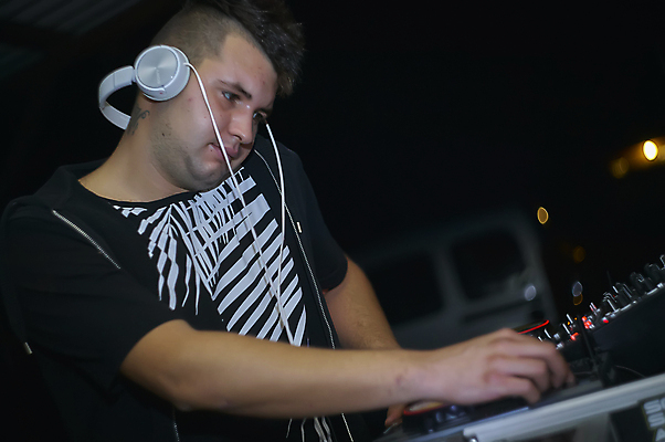 포토 JPG 해외이미지 직업 행복 음악 백그라운드 놀이 한명 사람 이벤트 빛 파티 검은색 헤드폰 소리 콘서트 듣기 장비 무대 흰색 춤 볼륨 야간 믹서 DJ 클럽 라디오 복고 디스코 전자 오디오 스테레오 비닐 고립 뮤지컬 섞기 스타일 유흥 해외202007 해외포토 자연요소 1 감정 컬러 음향기기 모션 재질 문화예술 전자제품 공연 파일형식