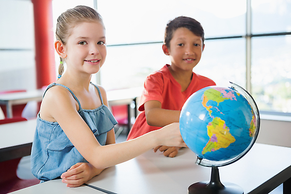 포토 JPG 해외이미지 외국인 학생 라이프스타일 응시 여자 교육 남자 초등학생 어린이 교실 학교 함께함 실내 초등학교 앉기 소년 상반신 두명 앞모습 옆모습 친구 지구본 가리킴 책상 어린이만 해외202007 해외포토 시선 뷰포인트 가구 컨셉 관계 모션 사람 인종 손짓 내부 생활 파일형식