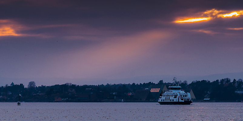 포토 JPG 해외이미지 바다 섬 여행 요트 교통시설 항해 노르웨이 어류 사람없음 물 파란색 태양 항구 일몰 도시 원형 그물 어선 보트 지갑 크루즈 함선 낚시꾼 선원 타운 스카이라인 공유 북극해 오슬로 인구 접근 해외202007 해외포토 자연요소 도형 유럽 컬러 교통 배_교통 노을 수중동물 시설 파일형식