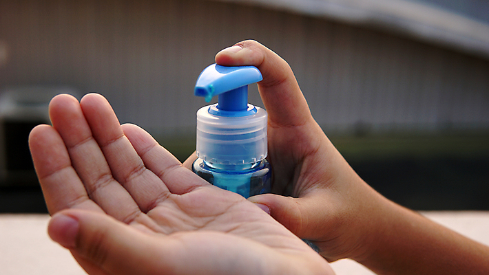 포토 JPG 해외이미지 손 어린이 손바닥 한명 들기 근접촬영 신체부위 바이러스 예방 소독제 코로나바이러스 손소독제 해외202007 델타변이바이러스 해외포토 1 뷰포인트 모션 사람 파일형식
