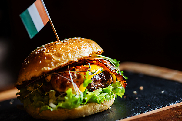 포토 JPG 해외이미지 유럽 음식 빵 컨셉 채소 탁자 치즈 육류 요리 사람없음 목재 주방 식사 저녁식사 어둠 수확 햄버거 시골 맛 먹기 토스트 깨 베이컨 아일랜드 핸드메이드 카피스페이스 해외202007 해외포토 나무 나라 가구 농업 식재료 재료 모션 유제품 패스트푸드 돼지고기 공백 조미료 파일형식