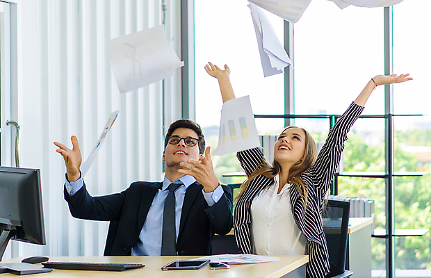 포토 JPG 해외이미지 백인 직업 남자 행복 종이 비즈니스 창문 통계 탁자 성공 직장 함께함 미소 사람 정장 두명 금융 사무실 세일 정보 흰색 업무 종업원 책상 보고서 러시아 이익 평가 경영 계좌 수입 카피스페이스 해외202007 해외포토 서양인 옷 감정 유럽 컬러 가구 컨셉 회사 표정 경제 공백 작업 파일형식