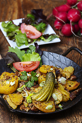 포토 JPG 해외이미지 접시 음식 백그라운드 채소 탁자 양파 감자 독일 파슬리 육류 돼지고기 요리 사람없음 목재 노란색 식사 다정 소고기 튀김 시골 오스트리아 아침식사 널 굽기 철 햄 베이컨 점심식사 오이피클 총각무 바이에른 스타일 바이에른사람 맛있는 해외202007 해외포토 나무 식기 유럽 컬러 가구 컨셉 식재료 재료 무 구이 피클 파일형식