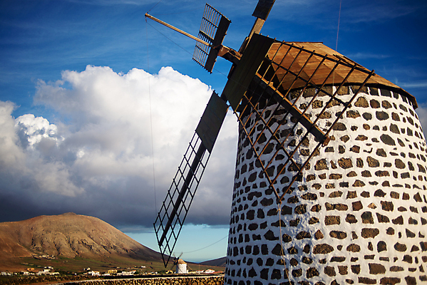 포토 JPG 해외이미지 구름 전통 외관 산업 문화 여행 건축양식 자연 하늘 바람 산 풍경 사람없음 야외 초록색 파란색 햇빛 태양 농장 마을 탑 고층빌딩 힘 풍차 흰색 시골 역사 보호 언덕 장면 자원 방앗간 옛날 해외202007 해외포토 자연요소 건축물 건축 컬러 컨셉 농업 날씨 빌딩 생태계 파일형식