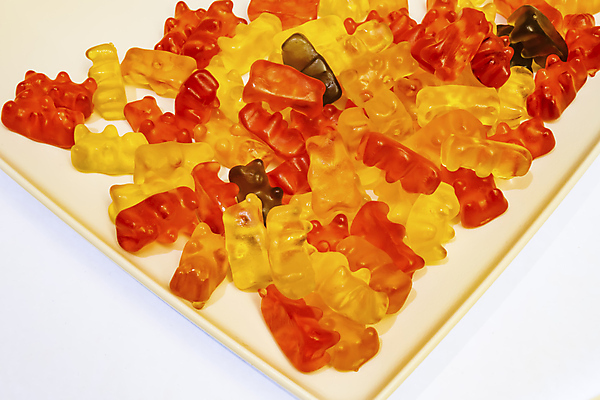 포토 JPG 해외이미지 접시 디저트 근접촬영 사람없음 여러개 달콤 흰배경 젤리 곰모양 해외202007 해외포토 모양 식기 음식 뷰포인트 다수 백그라운드 곰 흰색 맛 파일형식