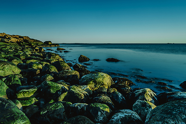 포토 JPG 해외이미지 동물 구름 파도 바다 섬 여행 자연 하늘 바람 노르웨이 풍경 사람없음 물 여름 파란색 빛 햇빛 태양 일몰 활발 바위 저녁 암초 덩어리 스칸디나비아 해외202007 해외포토 자연요소 계절 유럽 컬러 컨셉 날씨 노을 돌_바위 야간 생태계 파일형식