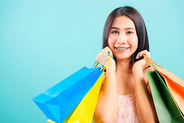 포토 JPG 해외이미지 백인 1 라이프스타일 여자 행복 유럽 포즈 백그라운드 가방 태국 휴가 기념 선물 한명 서기 사람 동양인 20대 파란색 유행 세일 우주 상점 흰색 축하 잡기 자르기 고객 흰배경 고립 넘어짐 카피스페이스 차단 해외202007 해외포토 서양인 잡화 감정 나라 아시아 컬러 컨셉 모션 인종 청년 생활 공백 파일형식