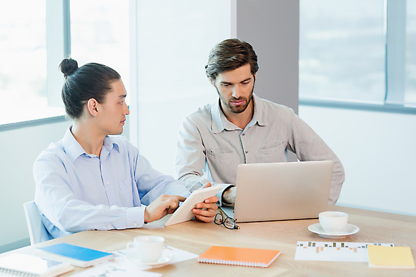 포토 JPG 해외이미지 백인 라이프스타일 남자 비즈니스 직장 앉기 상반신 성인 두명 앞모습 30대 노트북 태블릿 잡기 집중 동료 회의실 성인남자만 해외202007 해외포토 서양인 뷰포인트 컨셉 회사 관계 모션 사람 생활 장년 전자제품 스마트기기 남자만 성인만 파일형식