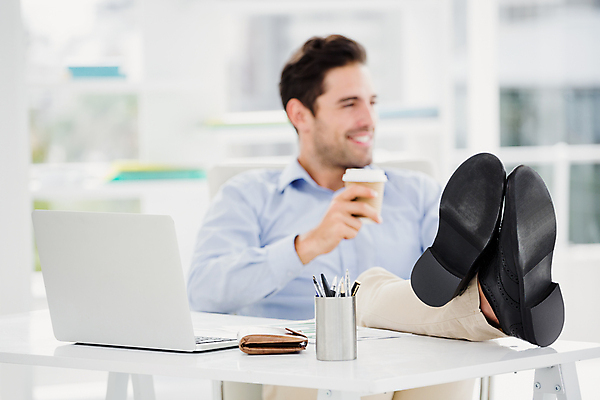 포토 JPG 해외이미지 전신 백인 라이프스타일 남자 비즈니스 직장 한명 미소 앉기 20대 성인 노트북 비즈니스맨 다리들기 성인남자한명만 해외202007 해외포토 서양인 1 회사 모션 표정 사람 청년 생활 전자제품 직장인 남자한명만 성인남자만 파일형식